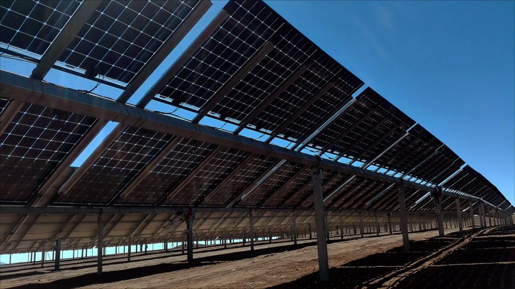 پنل‌های خورشیدی دو طرفه (Bifacial Solar Panels)