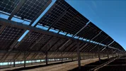 پنل‌های خورشیدی دو طرفه (Bifacial Solar Panels)